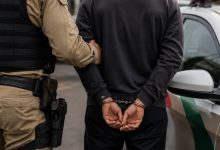 Mandado em aberto leva homem de 35 anos à prisão durante abordagem em Timbó