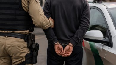 Mandado em aberto leva homem de 35 anos à prisão durante abordagem em Timbó