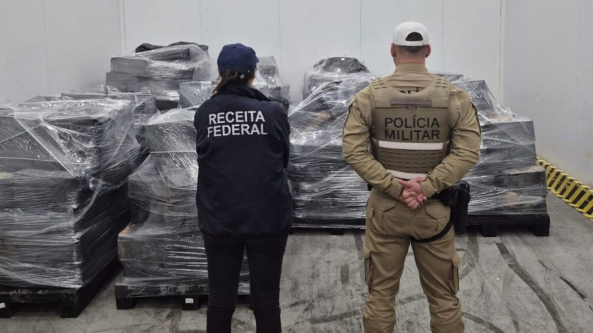 Caminhão sem refrigeração é flagrado na BR-470, em Indaial, com 5 toneladas de camarão escondidas