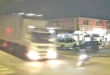 Motociclista escapa por pouco da morte após ser atingido por caminhão em cruzamento de SC