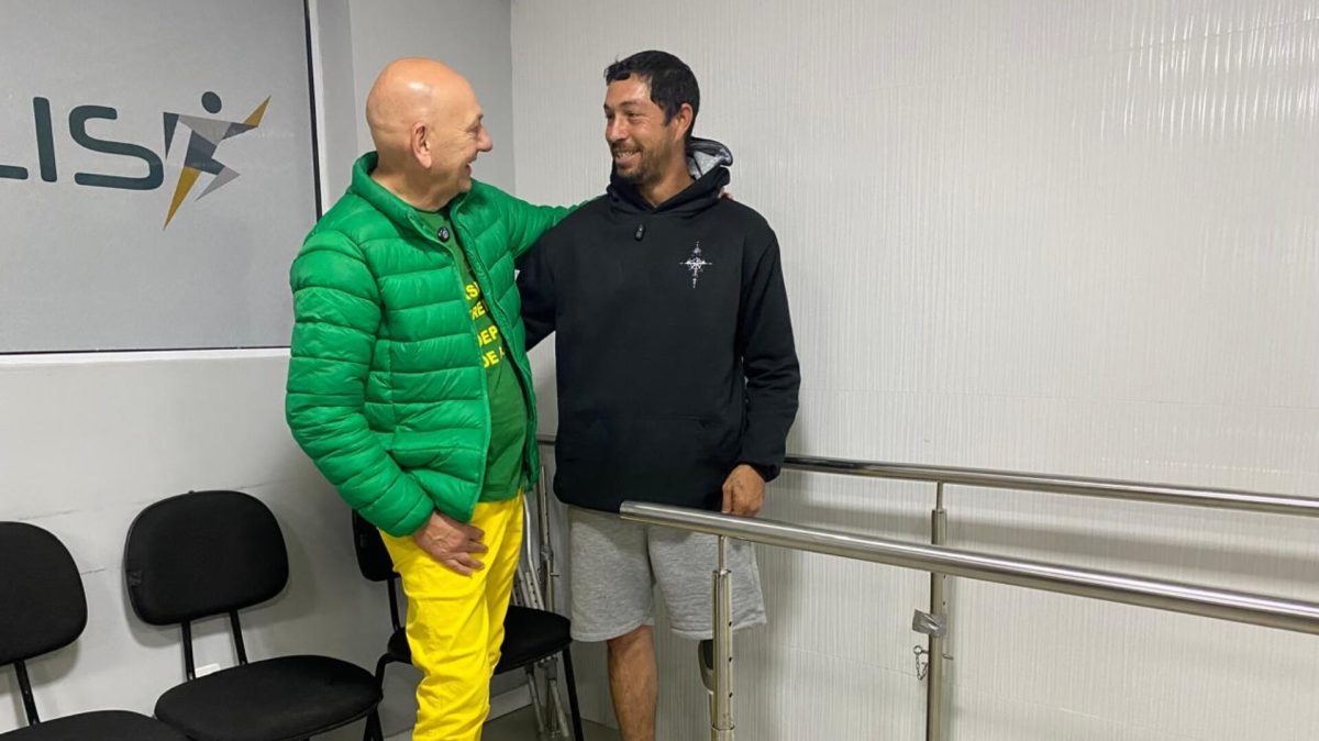 Luciano Hang entrega prótese a pedreiro de SC que continuou trabalhando mesmo sem uma perna