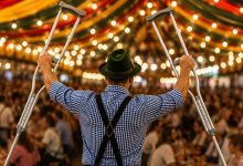 De muletas na Oktoberfest: trabalhador de Gaspar afastado por acidente acaba demitido por justa causa