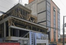 Elevador de prédio em obra despenca 8 metros e mata trabalhador de 57 anos em SC