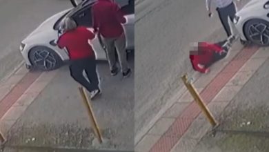 Carro bloqueia calçada, idosa chuta veículo e acaba empurrada por passageiro em SC