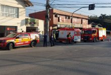Carro invade loja e destrói freezers e equipamentos em Blumenau