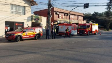 Carro invade loja e destrói freezers e equipamentos em Blumenau