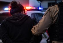 Criança aborda PM na rua, policiais entram em residência e mulher acaba presa em Indaial