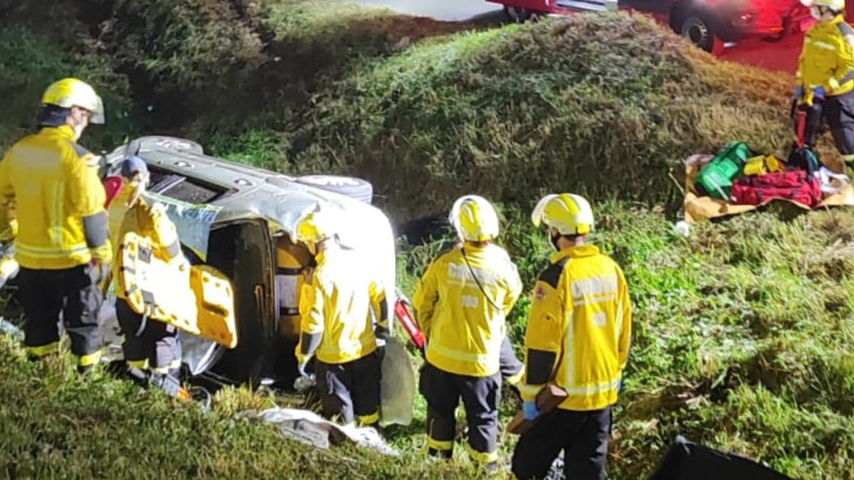 Dois capotamentos são registrados em sequência na BR-470, em Gaspar durante atendimento dos bombeiros