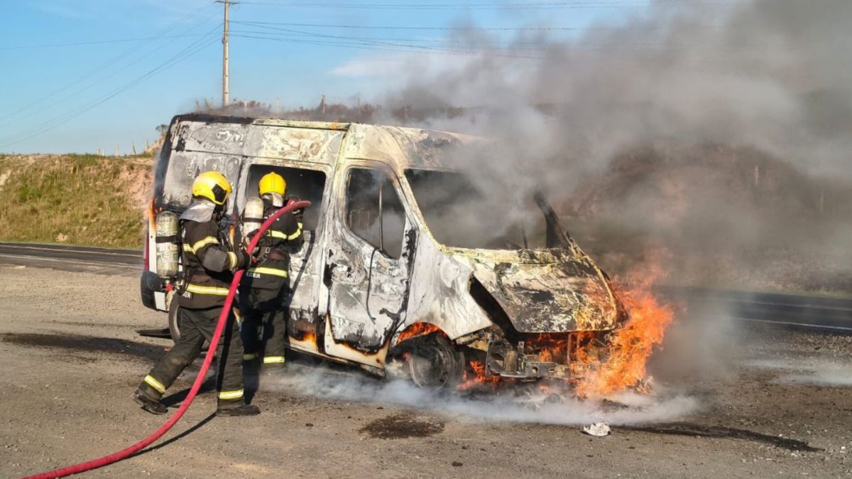 Ambulância com criança a caminho do hospital sofre acidente e é destruída pelo fogo em SC