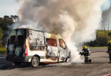 Ambulância com criança a caminho do hospital sofre acidente e é destruída pelo fogo em SC