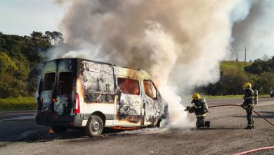 Ambulância com criança a caminho do hospital sofre acidente e é destruída pelo fogo em SC