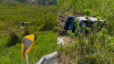 Motorista fica ferido após carro sair da pista e cair em ribanceira em Blumenau