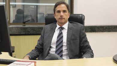 Juiz que atuou na Lava Jato perde cargo após investigação por furto de champanhe em supermercado de Blumenau