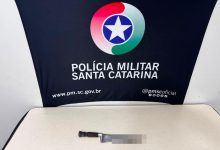 Escondido em árvore, homem é preso após matar vítima a facadas em Blumenau