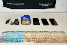 Tentativa de jogar quase 900 gramas de crack pela janela termina com três homens presos em Blumenau