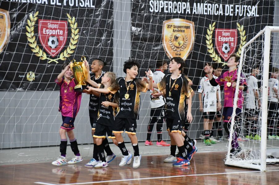 É campeão! Academia Leões leva Timbó ao topo da Supercopa América de Futsal Sub-13