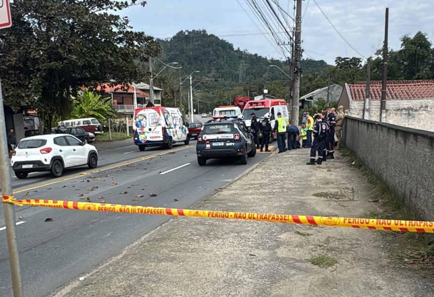 Motociclista de 46 anos morre após perder o controle da moto e colidir contra poste em Blumenau