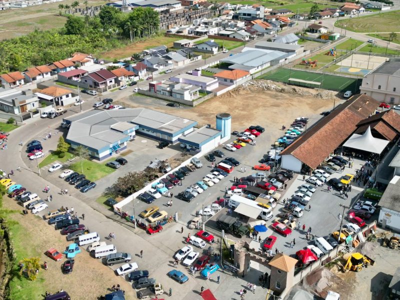 1º Encontro de Carros Antigos reúne clássicos e transforma Rodeio em um museu sobre rodas