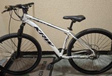 Homem tenta roubar celular de mulher em ponte de Indaial, mas é perseguido e abandona bicicleta