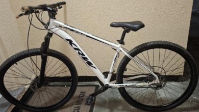 Homem tenta roubar celular de mulher em ponte de Indaial, mas é perseguido e abandona bicicleta