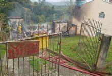 Homem coloca fogo em casa, confessa o crime e espera a polícia para ser preso em Indaial