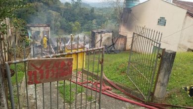 Homem coloca fogo em casa, confessa o crime e espera a polícia para ser preso em Indaial