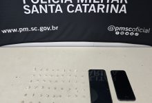 Homem tenta fugir para prédio, mas acaba preso com 53 pedras de crack em Blumenau