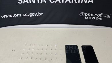 Homem tenta fugir para prédio, mas acaba preso com 53 pedras de crack em Blumenau