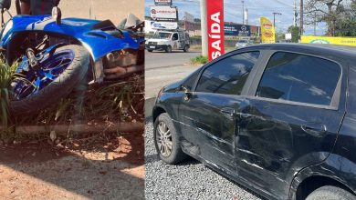 Motociclista bate em carro, atinge mureta e para ao lado de poste em Timbó
