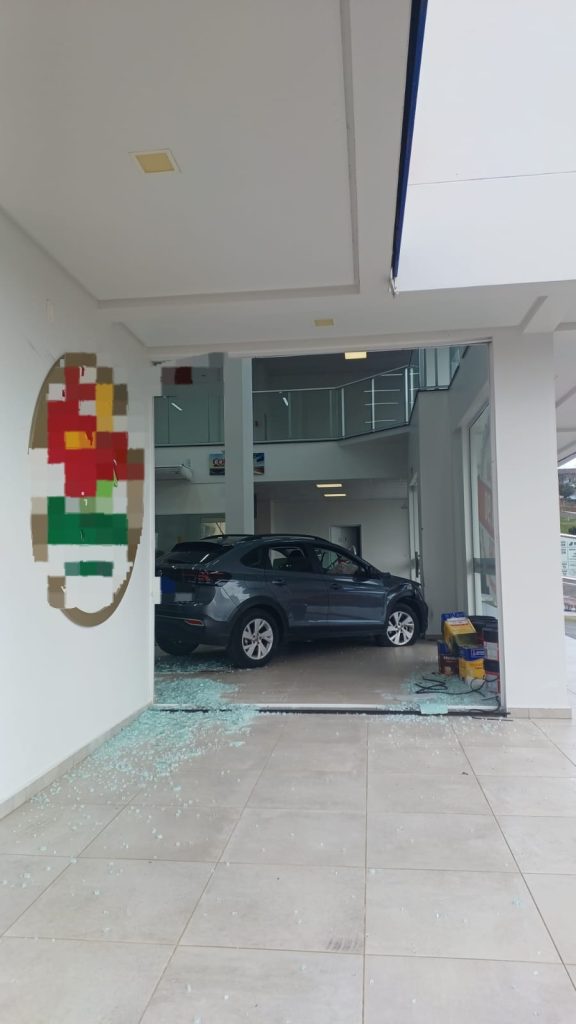 Idosa confunde freio com acelerador e carro atravessa vitrine de loja em Taió