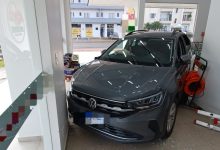Idosa confunde freio com acelerador e carro atravessa vitrine de loja em Taió