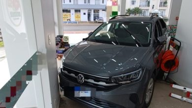 Idosa confunde freio com acelerador e carro atravessa vitrine de loja em Taió