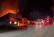 Fábrica de salgadinhos pega fogo e galpão de 650 m² fica completamente destruído em Indaial