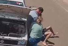 Filho fica preso sob carro durante manutenção, e pai consegue levantar veículo para salvá-lo