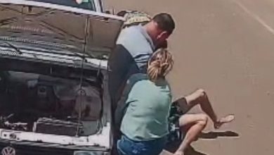 Filho fica preso sob carro durante manutenção, e pai consegue levantar veículo para salvá-lo