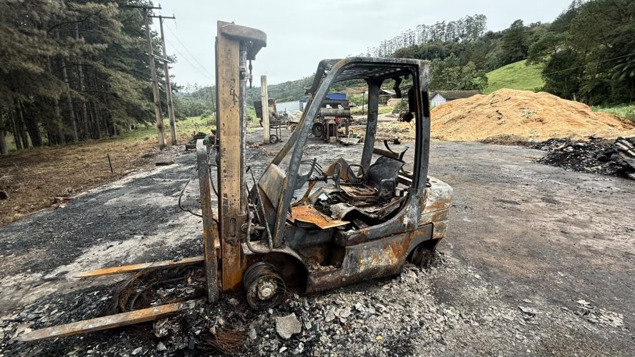 “A gente vai continuar”: após incêndio e furto, família de Benedito Novo busca forças para reconstruir empresa