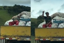 “Acorda!”: homem dorme em cima de caminhão em movimento e é acordado aos gritos