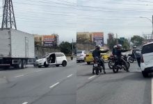 Motorista tenta impedir caminhão e acaba sendo empurrado pela via durante briga de trânsito