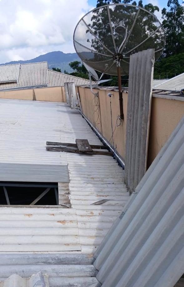 Local por onde entraram na agência para furtar o cofre