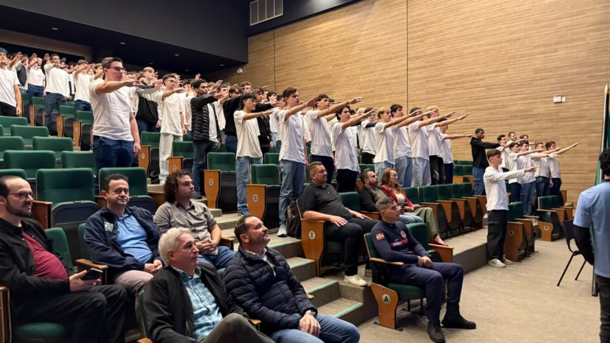 De frente para a Bandeira: 194 jovens participam de cerimônia de compromisso em Timbó