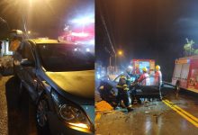 Homem fica ferido após colisão entre dois carros e precisa ser retirado de veículo em Pomerode