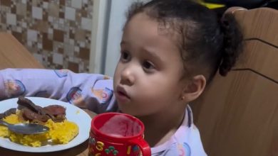 Menina ameaça trocar de pai após levar bronca e muda de ideia minutos depois
