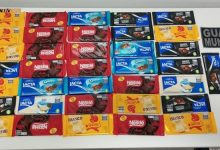 Mulher é presa em Rio do Sul com 36 chocolates furtados para trocar por drogas