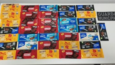 Mulher é presa em Rio do Sul com 36 chocolates furtados para trocar por drogas