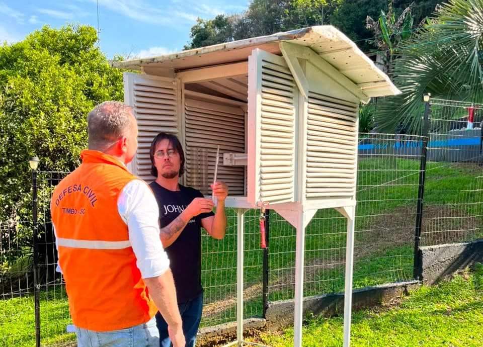 Prefeito Flávio Buzzi discute com meteorologista Piter Scheuer estratégias para preparar Timbó para o El Niño