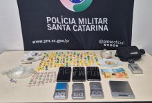 Blumenau: três jovens são presos e adolescente apreendido com meio quilo de drogas durante ação policial