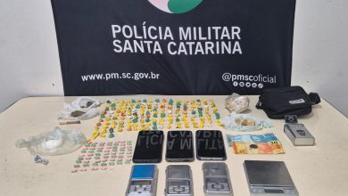 Blumenau: três jovens são presos e adolescente apreendido com meio quilo de drogas durante ação policial