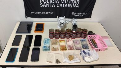 Casal é flagrado com drogas, dinheiro e eletrônicos furtados em Blumenau