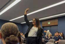 Dos estudos interrompidos à aprovação: mulher conquista concurso aos 54 anos