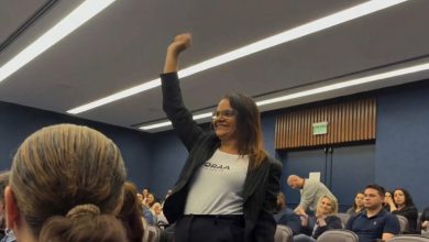 Dos estudos interrompidos à aprovação: mulher conquista concurso aos 54 anos